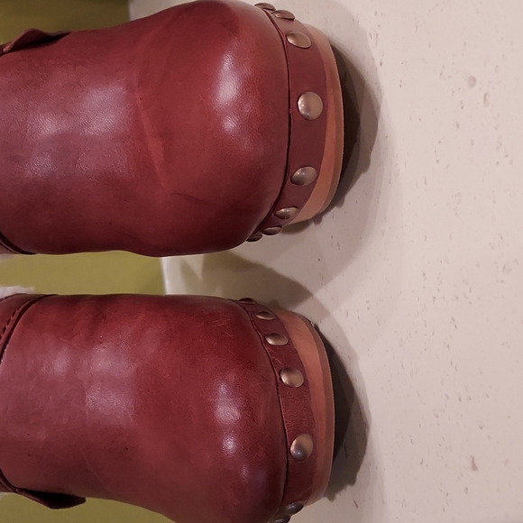 Coach-Georgia waxy leather mules.  Whiskey with soft lining and wood heel.  7. - Picture 3 of 15